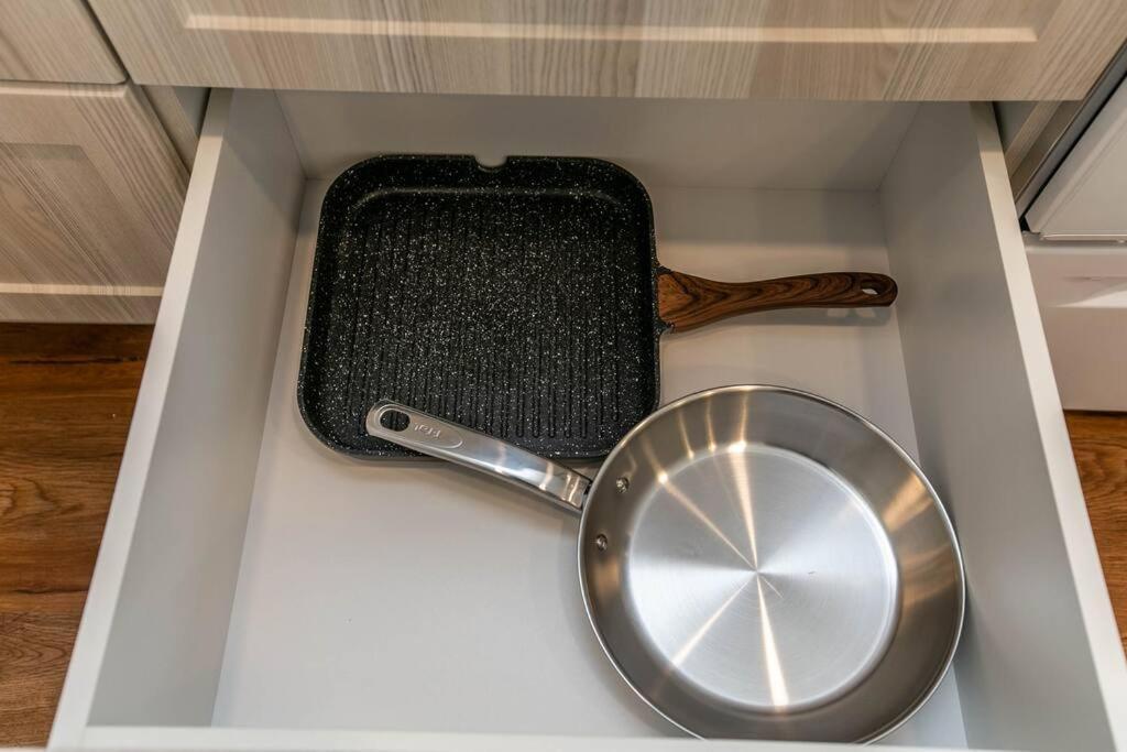 Stylish Close To D/t Free Parking King Bed 2bed Apartment Edmonton